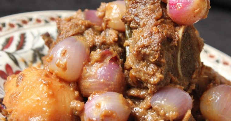 Bangladeshi  Gota Peyanj e  Shada Mutton Korma/ Mutton Korma with whole Onion