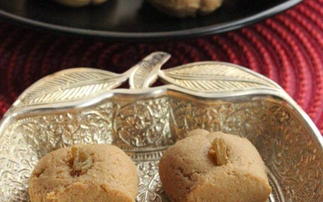 Nolen Gurer Sandesh (Sondesh) /Cottage Cheese Fudge with Date Palm Jaggery