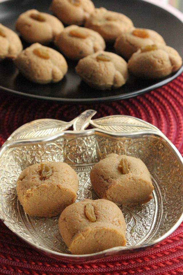 Nolen Gurer Sandesh (Sondesh) /Cottage Cheese Fudge with Date Palm Jaggery